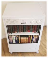 Zu einem Bücherschrank umgebaute Waschmaschine
